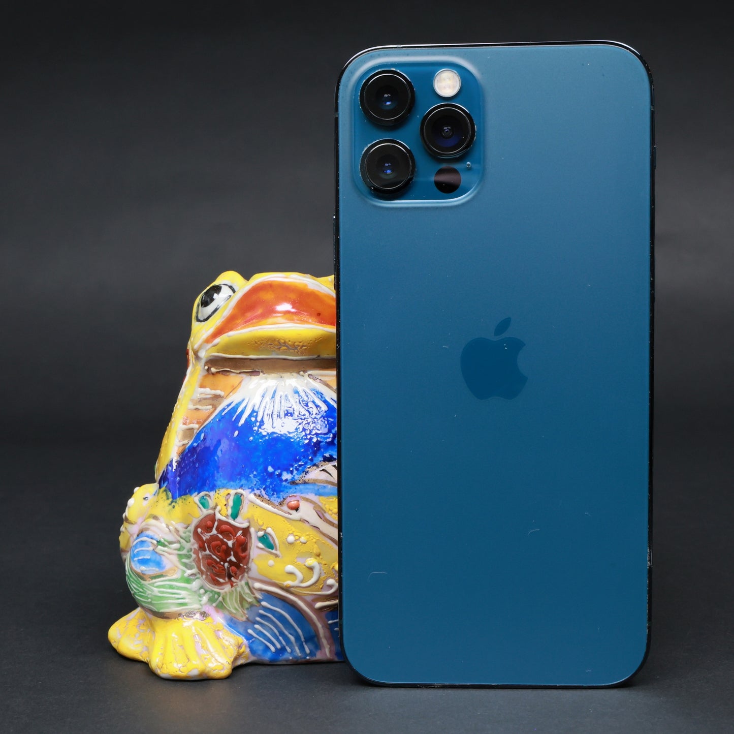 A-Un Fortune Frogs | Kutani Ware Lucky Frog Pair (Yellow × Black) | Prosperity & Protection Figurines | Kutani A-Un Frog Duo in Yellow & Black | Made in Japan